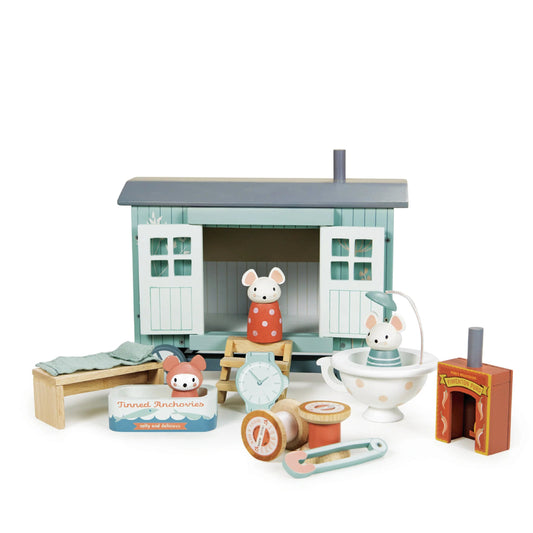 Toy cabin set with animals and furniture, featuring Junior Design Awards 2022 Gold badge.